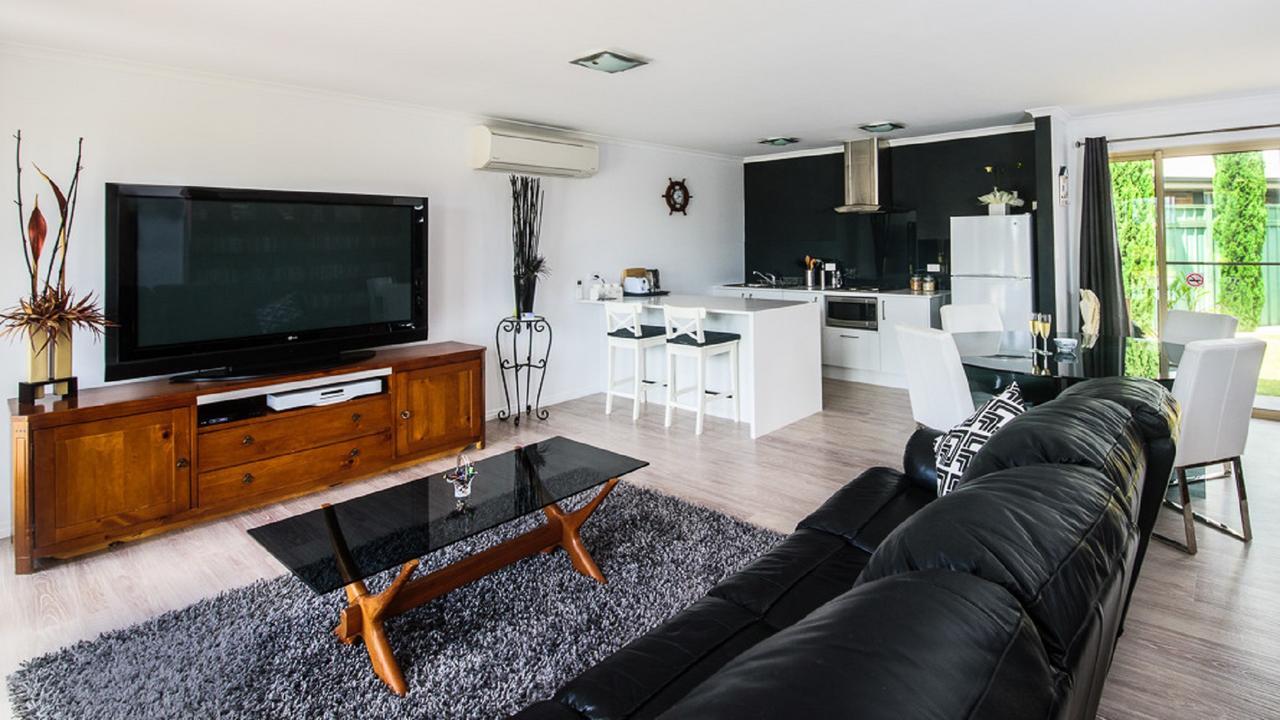 Lure Bed And Breakfast Норманвилль Экстерьер фото